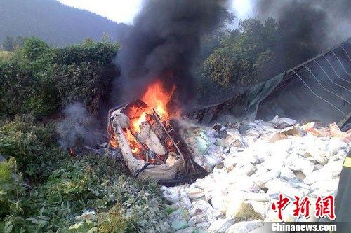 8月1日6時左右，滬昆高速上饒段一貨車側翻著火，駕駛室燒成空殼。圖為事故現場。吳兵章 攝