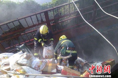 8月1日6時左右，滬昆高速上饒段一貨車側翻著火，駕駛室燒成空殼。圖為消防官兵清理現場。吳兵章 攝