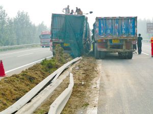 8月23日清晨，一輛大貨車在青蘭高速邯鄲市廣平段撞上護欄，闖進綠化帶，違章行駛?cè)氖缀蟛艅x住車。